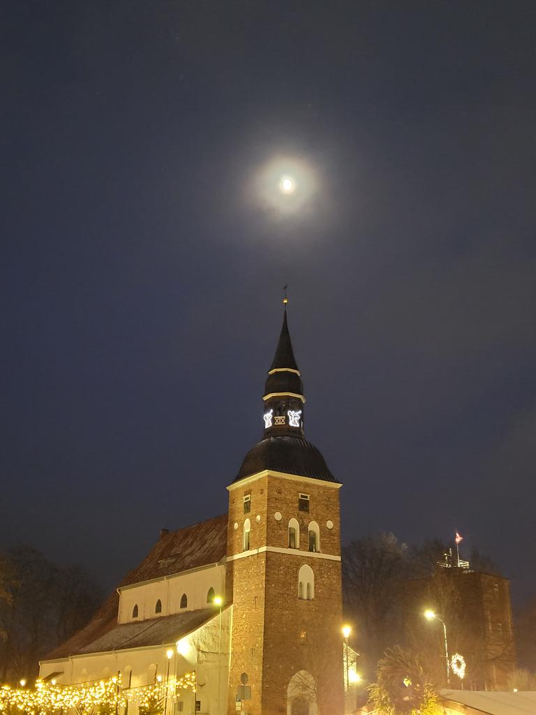 Mēness dzīvo Smukajā Valmierā