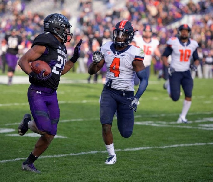 I think today will be the first time the #illini have worn blue helmets since Northwestern in 2018.