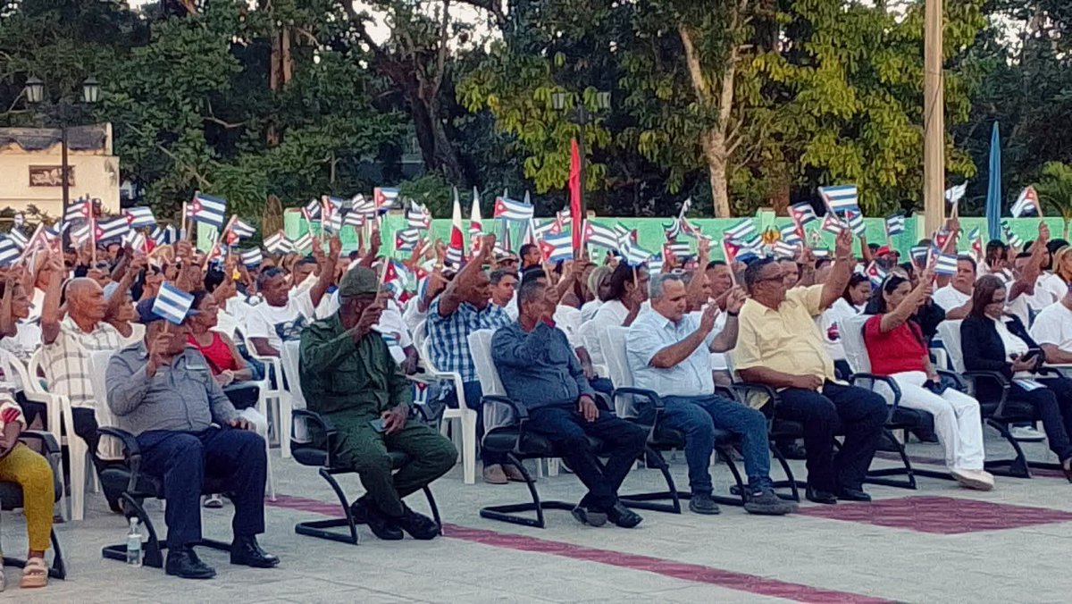 Un ambiente de júbilo popular, que impulsa al desarrollo socioeconómico, se percibe en el municipio de #Yateras, sede del acto provincial por el aniversario 67 del triunfo de la Revolución Cubana.
▶️ radioguantanamo.icrt.cu/celebran-en-ya…