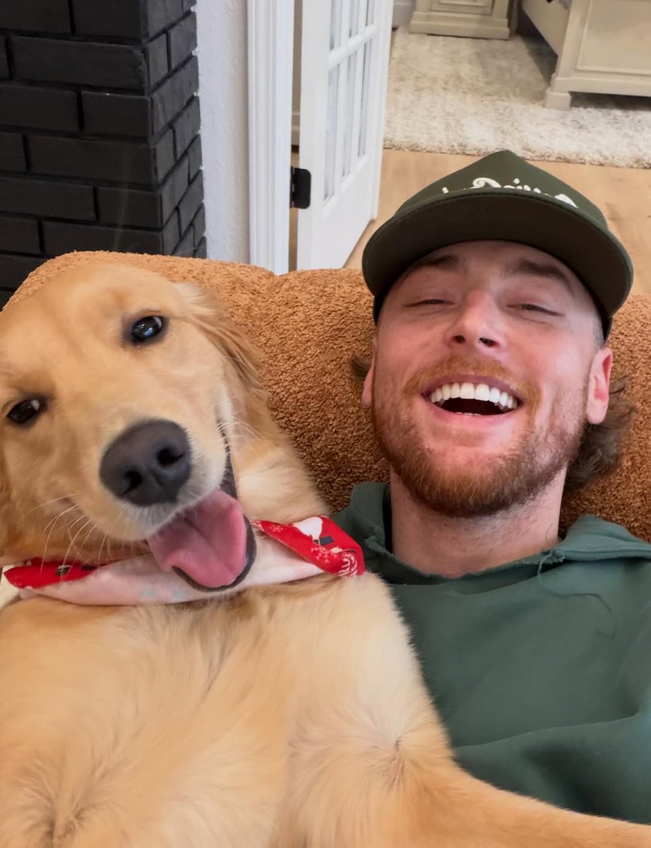 baileyzimmerman's tweet photo. BEST CHRISTMAS EVER🎄😍

THANK YOU to every single one of y’all that continue to support me, my music, and my dreams every day… I say this all the time but yall truly make my whole world go around and without yall I wouldn’t be able to to do things like this for my family!!! GRATEFUL, THANKFUL, and very very blessed!! MERRY CHRISTMAS, I LOVE YOU❤️