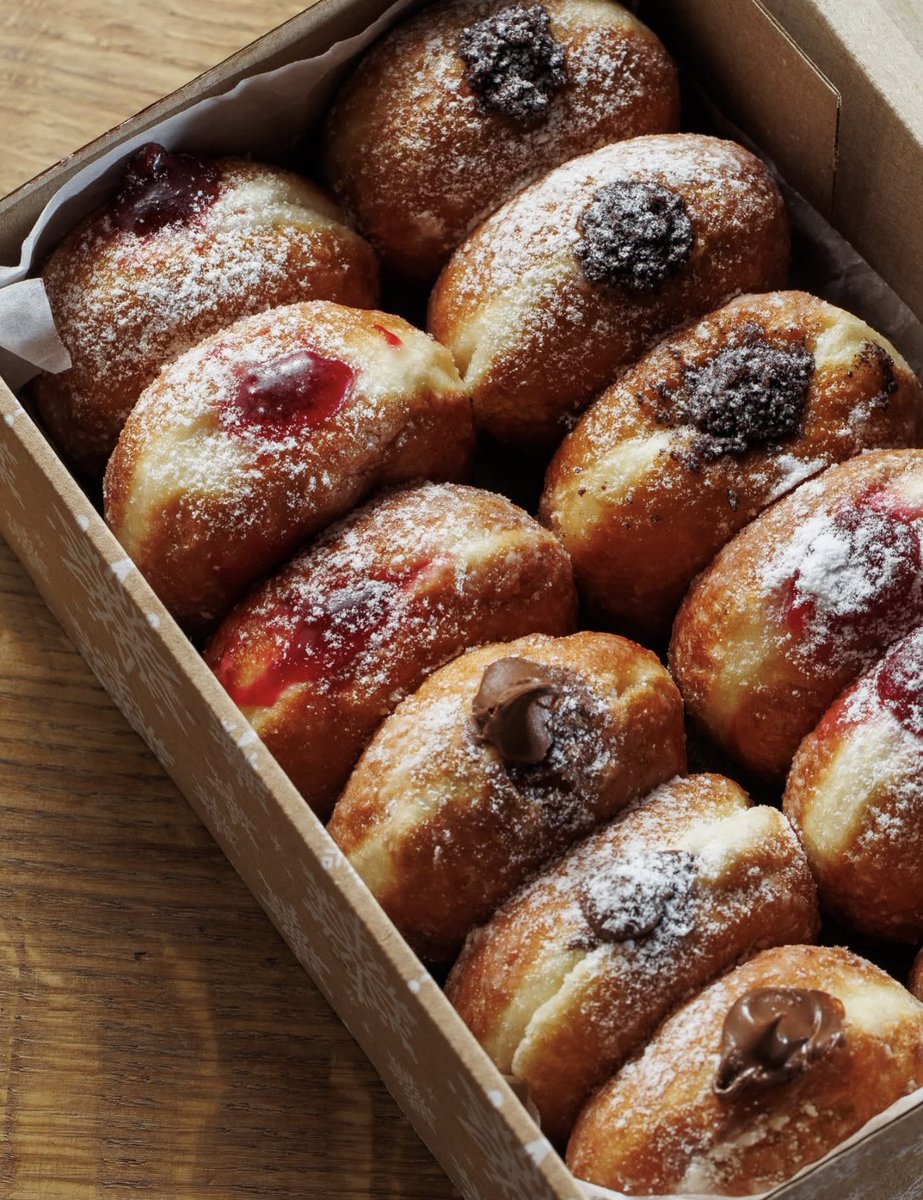 KirsakLudm2493's tweet photo. Ukraine’s must-try Christmas treat — pampushky dusted with powdered sugar ✨❄️ At Profitrole in Ivano-Frankivsk, I had them with chocolate &amp; jam — pure magic! 🎄💫

Read more here: https://t.co/xdQeiH8vvz
@Lviv_Style 
#UkrainianCuisine #Christmas #Pampushky #Profiterole https://t.co/Z8xoQhQs29
