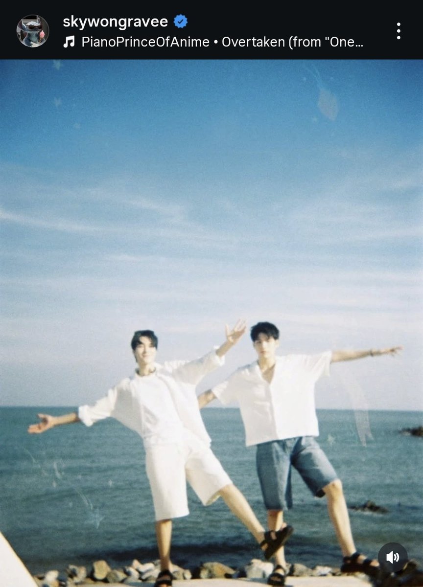จัดอันดับตำนาน S to the N ส่งท้ายปีต้องยกให้เรื่องของสกีวงรไว #skywongravee ที่ดูแลเพื่อนรัก #hirunkit_ อย่างดีเยี่ยม!!

เพราะเมื่อพี่ลูกนิ เอ้ย! พี่รูปหล่อทรงอย่างแบดเพิ่นมาเม้นท์ถามหารูปตัวเองใน IG น้องบ่าวว่า "ไม่เห็นถ่ายนี่เลย" น้องบ่าวนามวงศ์รวีก็มาตอบว่า "แพ้แสงแฟลช?"