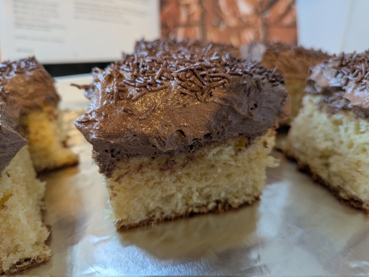 SnapperBill's tweet image. For the media teams of @AlfretonTownFC &amp;amp; @LeamingtonFC there will be cake with a chocolate frosting at tonight's @NL_Enterprise North fixture.
Available in the press room prior to kick off, we'll need tissues, that chocolate gets everywhere.