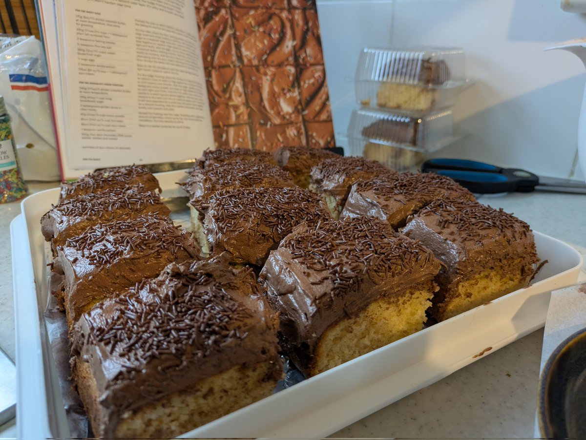 SnapperBill's tweet image. For the media teams of @AlfretonTownFC &amp;amp; @LeamingtonFC there will be cake with a chocolate frosting at tonight's @NL_Enterprise North fixture.
Available in the press room prior to kick off, we'll need tissues, that chocolate gets everywhere.