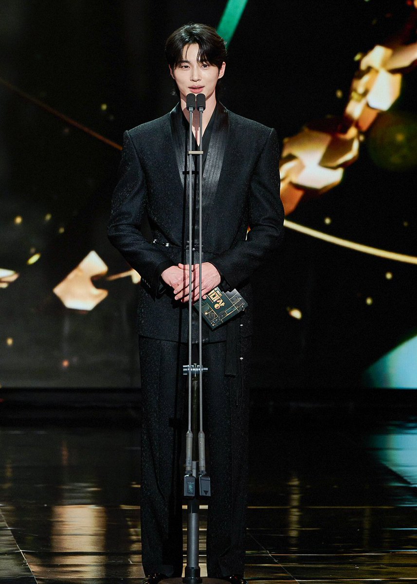 wooseokfiles's tweet photo. [PRESS] #ByeonWooSeok at the 2025 MBC Drama Awards

#MBCDramaAwards2025
#21세기대군부인 #PerfectCrown https://t.co/QNYm0tY5pa