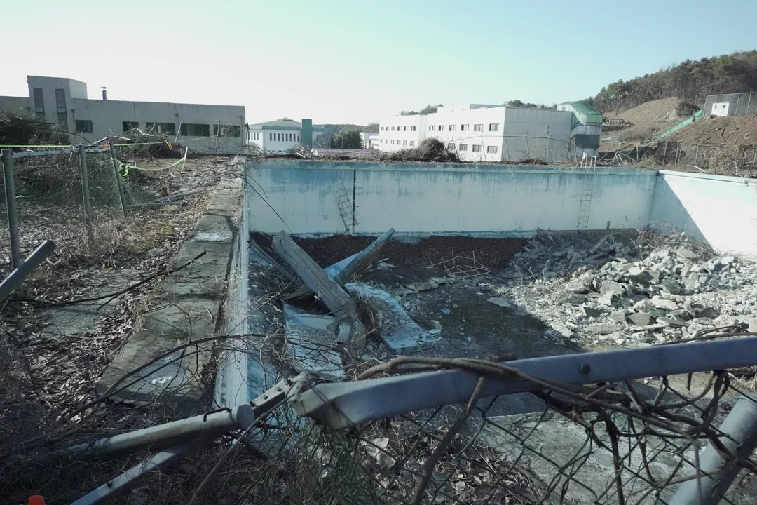waterkimlip's tweet image. oh my god the hi high pool has been demolished i'm so sad... thats orbit history gone :(