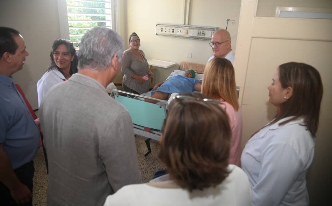 🇨🇺 Acompañamos al Presidente <a href="/DiazCanelB/">Miguel Díaz-Canel Bermúdez</a> en visita al Hospital Ortopédico Docente Fructuoso Rodríguez, donde se acometen importantes procesos de transformación constructiva, tecnológica y digital.
En el recorrido se actualizó acerca de los servicios que en sus áreas se ofrecen.