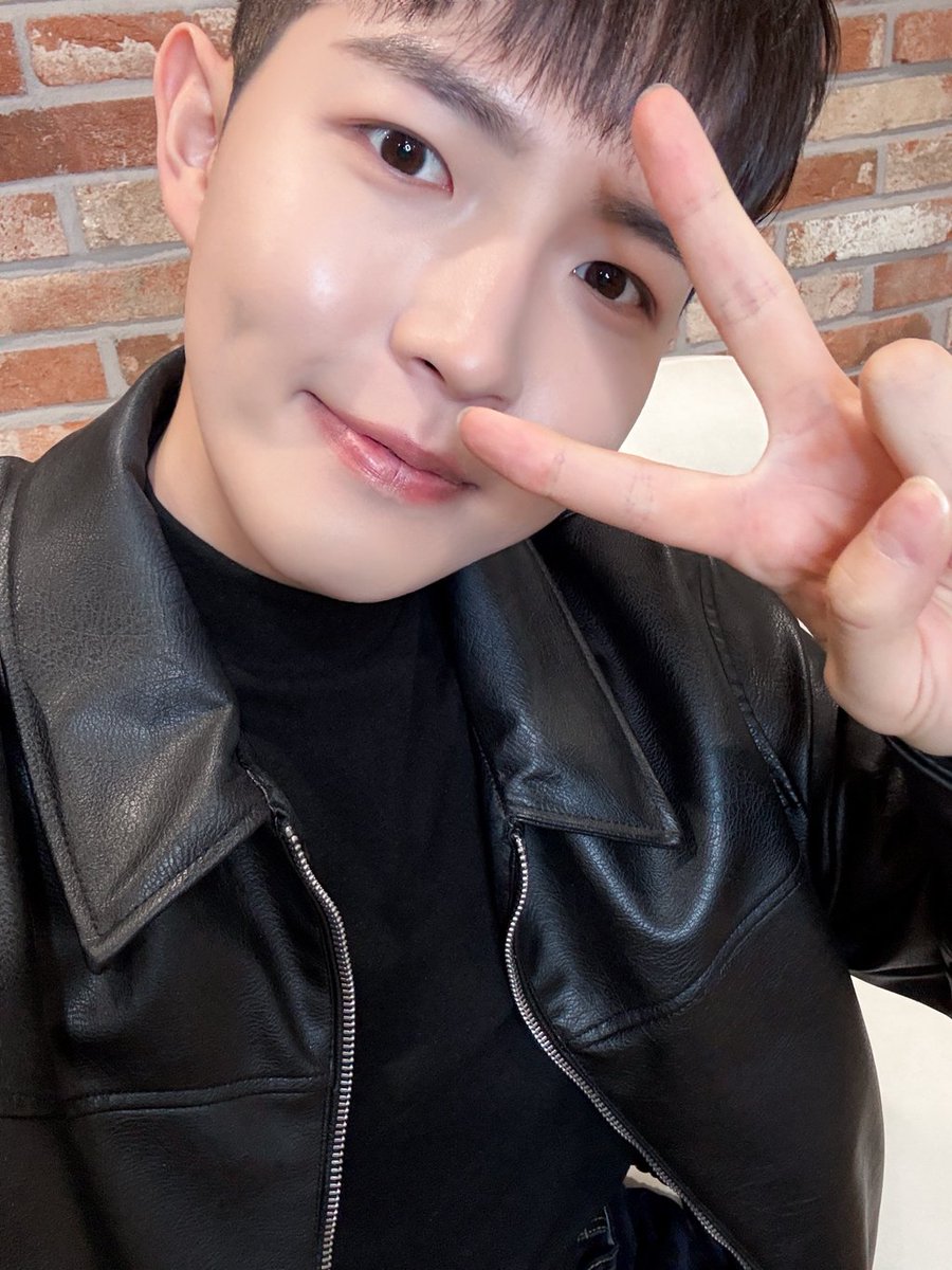 웰컴 째니 나의 사랑스러운 앙둥 째니
제대 추카추카❤️

#국방부짼_윈드곁으로
#WelcomeBack_Jaehwan
#짼만두_해동완료

#김재환 #KIMJAEHWAN