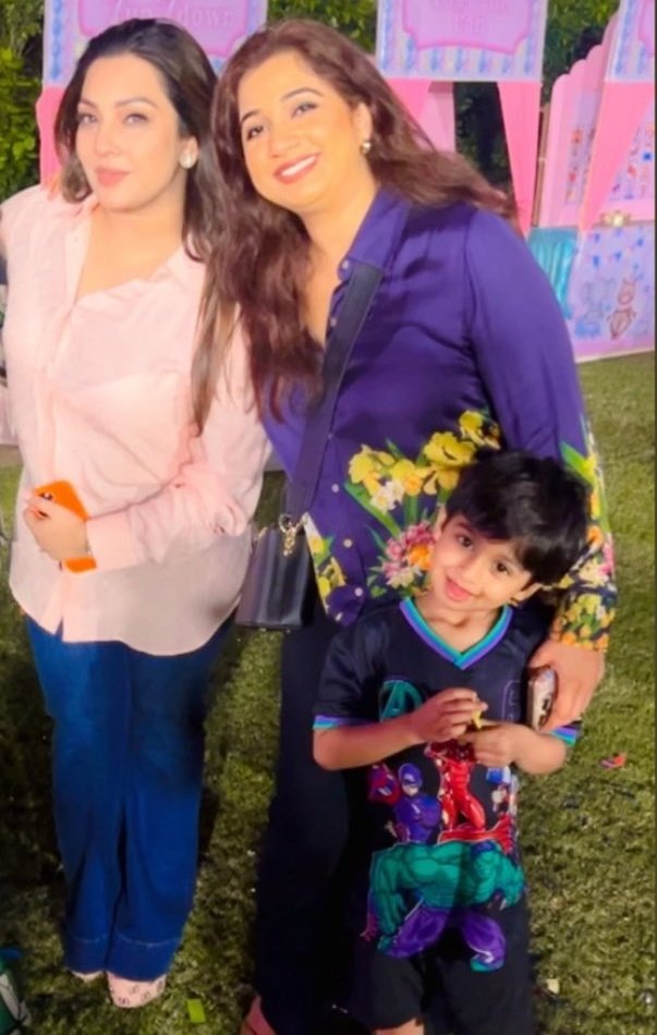 Mumma betu twinning >>
SHREYA GHOSHAL REIGNS 2025