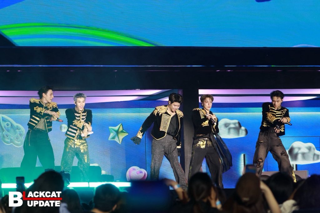 ตำนานวงการ T-pop กลับมารวมตัวกันอีกครั้ง #LAZ1 “ต้าห์อู๋ - ออฟโรด - เป็นต่อ - เจลเลอร์ - ไดร์ม่อน” ในงาน Amazing Thailand Countdown 2026 💙💫

LAZ1 COUNTDOWN ICONSIAM 
#LAZ1xICONSIAM 
#DAOU #offroadKTP 
#diamondnrk_ #Geler_k #PentorJrp
#CountdownatICONSIAM