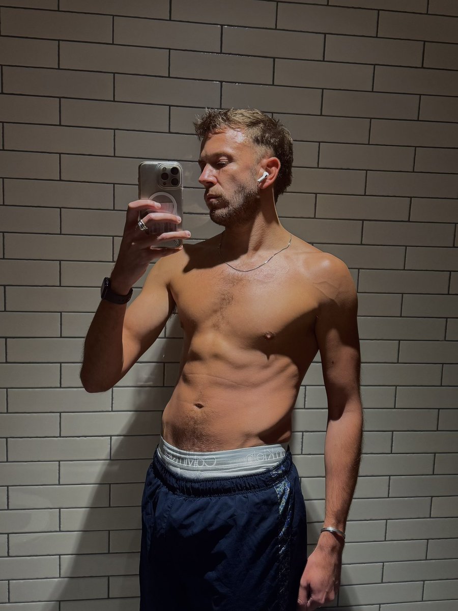lezjc's tweet image. Mirror selfie wrapped
(I started at the gym this year 🥹)
