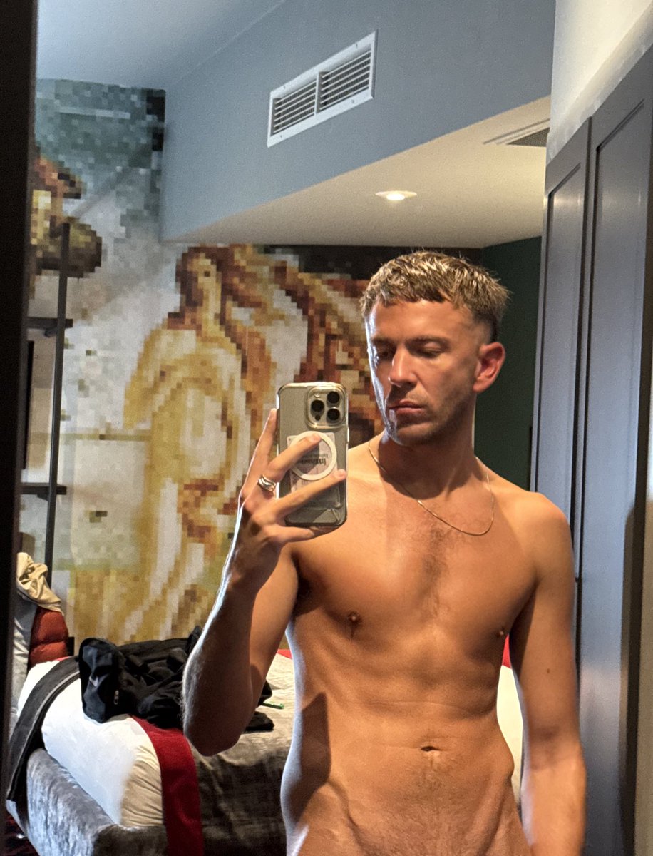 lezjc's tweet image. Mirror selfie wrapped
(I started at the gym this year 🥹)