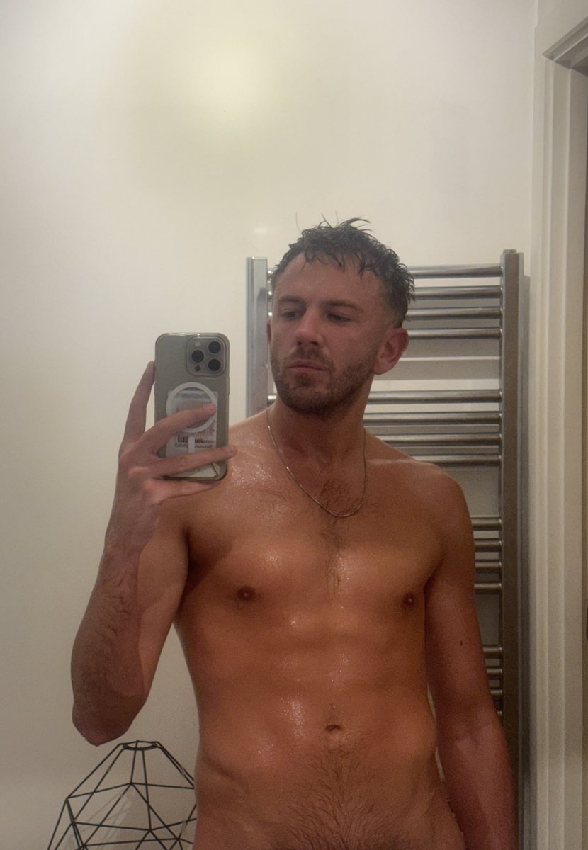 lezjc's tweet image. Mirror selfie wrapped
(I started at the gym this year 🥹)