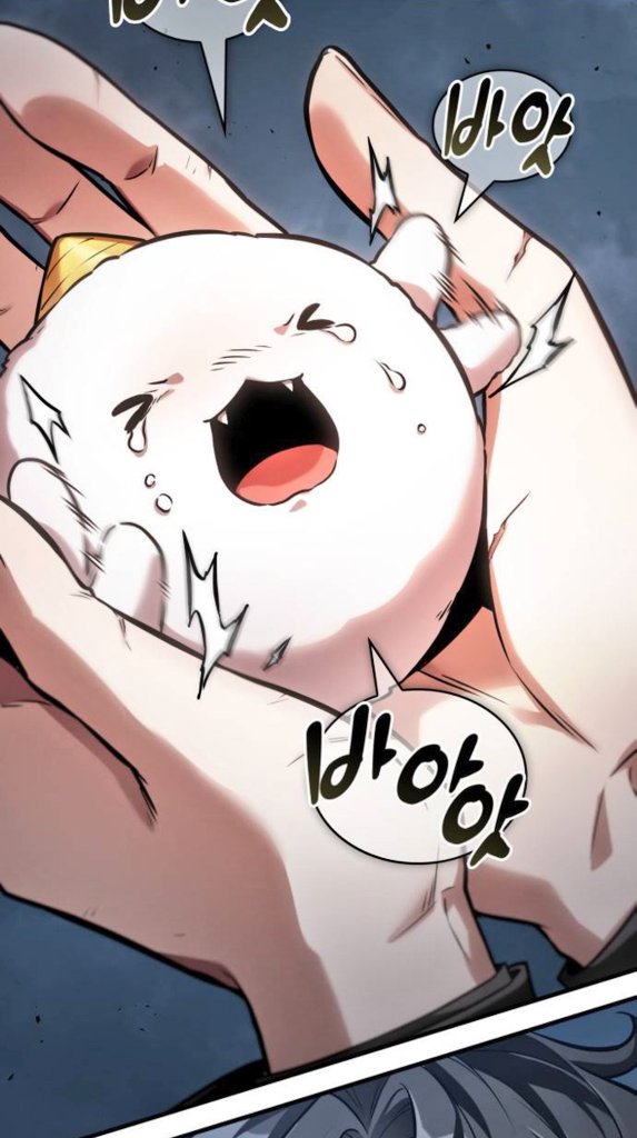 cvnide's tweet image. "you must be exaggerating joongdok's size difference—" i never am!!! here is biyoo in yjh's hands vs kdj's 🥺