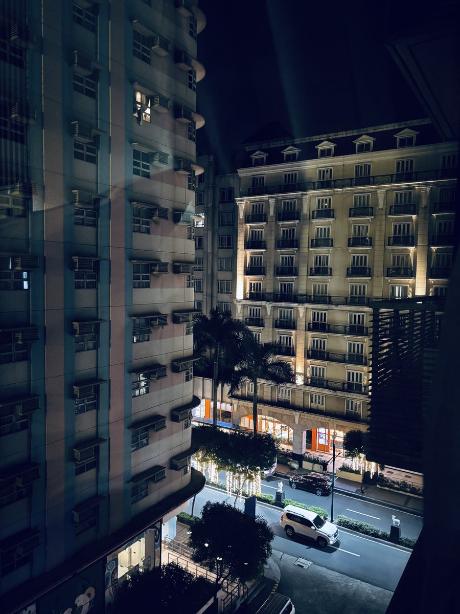 kenbf08's tweet photo. Newport City glows with a refined, almost European charm tonight. Taking in this view from the window as the New Year approaches. The mix of Neo-Classical arches and modern city lights is absolutely stunning—the perfect backdrop for the countdown.

📍81 Newport Blvd https://t.co/eiwQsHdDMj