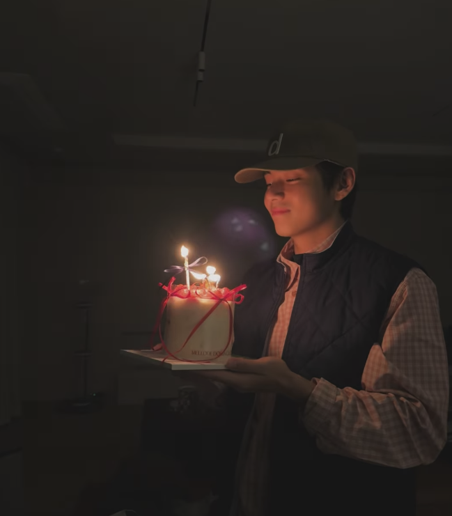iHeartRadio's tweet photo. #HAPPYVDAY!!! Everyone wish #V a happy birthday!!💜🎉

🎧: https://t.co/LpIIXbggc0
#HappyBirthdayTaehyung https://t.co/74s5UJsuJr