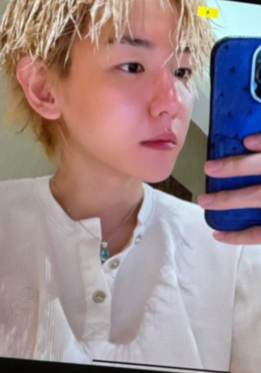 🍒 is wearing the same chrome hearts piece (diff colour) with 250619 🍓!!