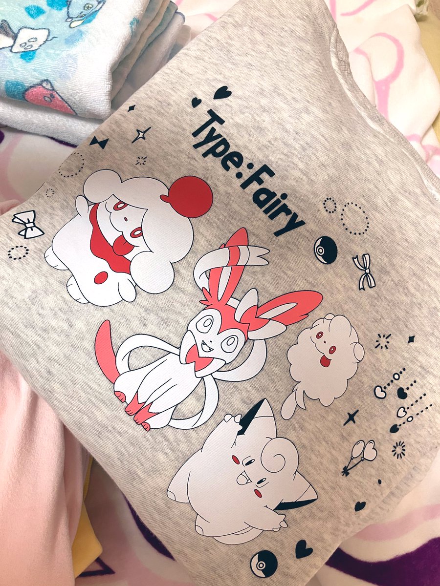 readolphin's tweet image. 母がポケモンのトレーナーをプレゼントしてくれました！

フェアリーポケモンたち、かわいいー✨

裏起毛タイプで、寒い冬もほかほか！