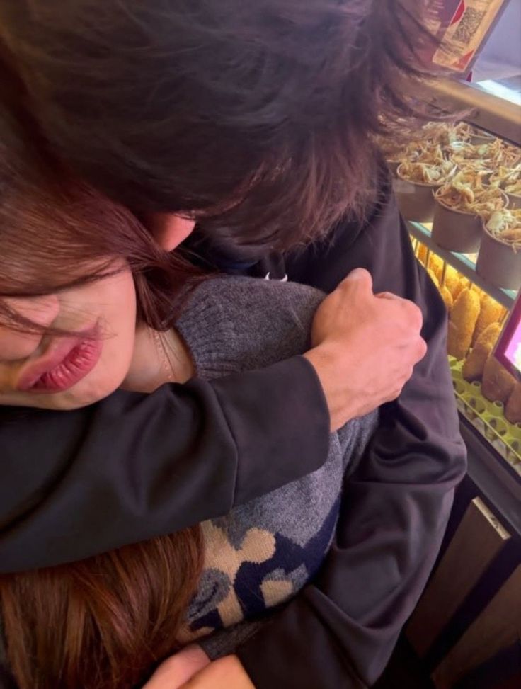 shin_jooeh's tweet image. @hellduar1e ENTREM NO PERFIL DELE PRA VER OS BALÕES 💝 o homem mais saboroso, cavalheiro e amoroso do mundo está fazendo niver hoje e obviamente eu preciso falar o quão precioso ele é pra mim. Todos os dias eu penso "cara eu tô noiva DESSE HOMEM" e aí eu surto, pq ele é incrível+