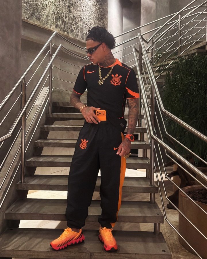 MC Cabelinho com a camisa do Corinthians