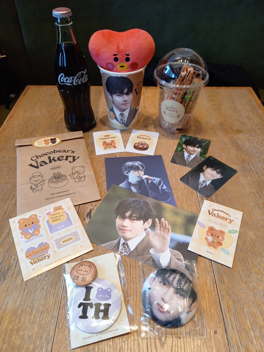 yumin_v's tweet photo. 大好きなヌナビニムのカフェイベント
chocobear's Vakeryへ🐻
可��らしくて幸せな空間✨ありがとうございます💜
@_nuna_V様
@_nuna_V_JP様
#OurDayswithV https://t.co/hgJcqZQ6ZH