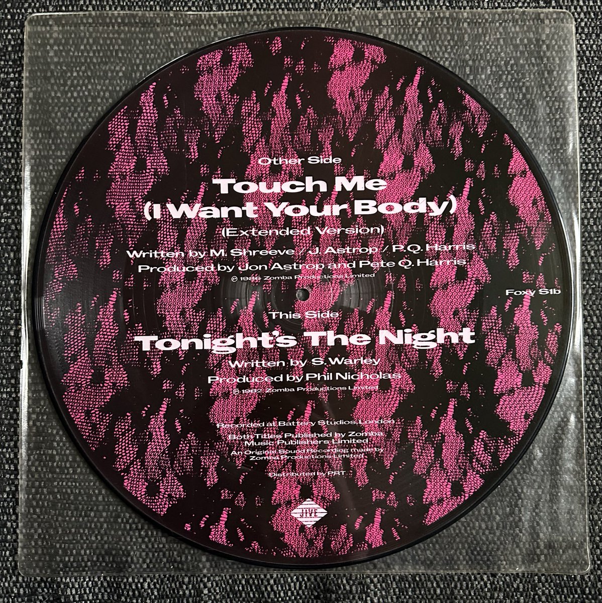 Poplifer73's tweet image. Today’s Charity Shop Find!
Samantha Fox “Touch Me (I Want Your Body)”.
12” Picture Disc.
@SamFoxCom 
#VinylFind #PictureDisc #SamanthaFox #JiveRecords