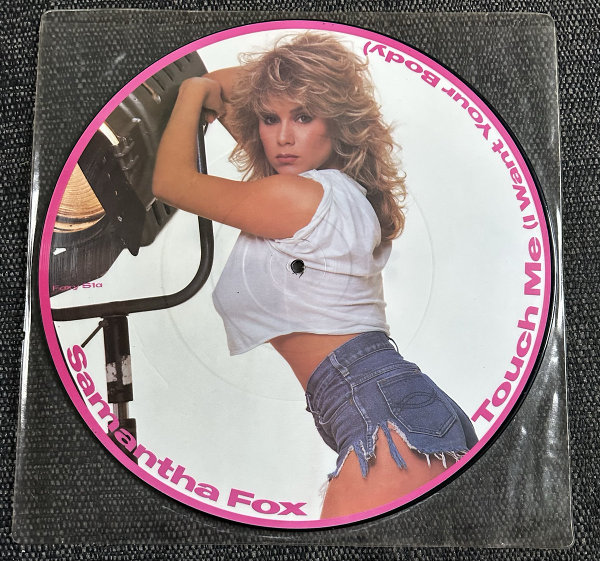 Poplifer73's tweet image. Today’s Charity Shop Find!
Samantha Fox “Touch Me (I Want Your Body)”.
12” Picture Disc.
@SamFoxCom 
#VinylFind #PictureDisc #SamanthaFox #JiveRecords
