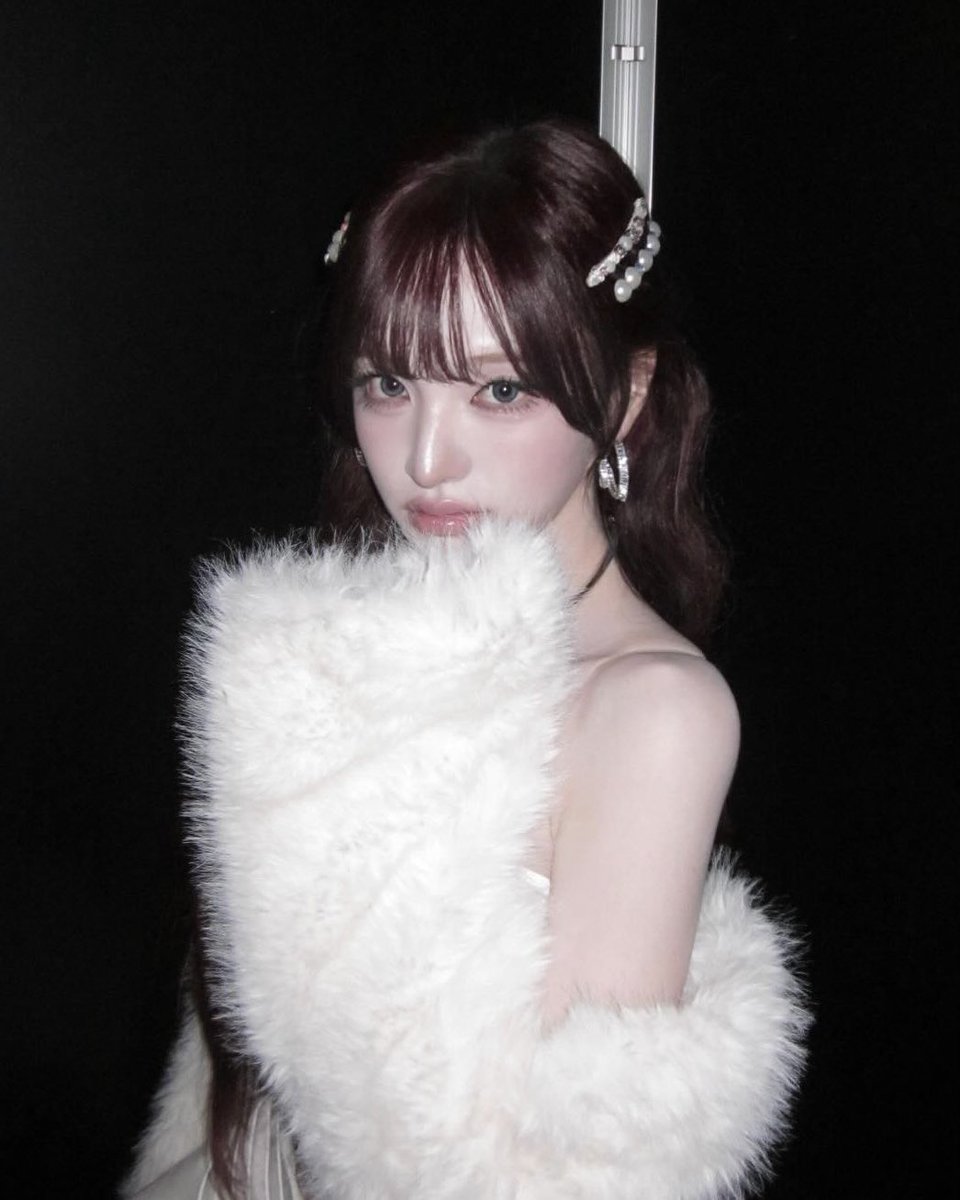 plzplzliz's tweet image. 근데 이여자 키 171이고 내려다보늠게 디폴트값이면서
눈 똥그랗개뜨고 올려다볼때  레알참을수x