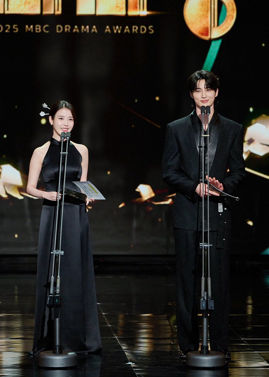 2025 MBC 연기대상 시상자 아이유
IU as a presenter at the 2025 MBC Drama Awards

#아이유 #IU #21세기대군부인 #PerfectCrown