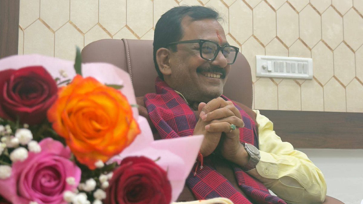 m_dadheech's tweet photo. सब यूँ ही मुस्कराते रहें…
क्योंकि मुस्कान दिल की सच्चाई और सकारात्मक सोच की पहचान होती है।
ईश्वर करे यह मुस्कान हमेशा बनी रहे और अपनों के चेहरों पर भी खुशियाँ बिखेरती रहे। https://t.co/pmCS0poz5m