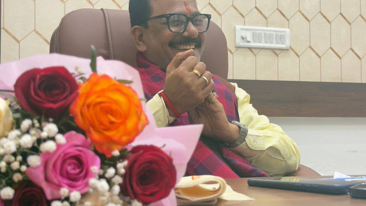 m_dadheech's tweet photo. सब यूँ ही मुस्कराते रहें…
क्योंकि मुस्कान दिल की सच्चाई और सकारात्मक सोच की पहचान होती है।
ईश्वर करे यह मुस्कान हमेशा बनी रहे और अपनों के चेहरों पर भी खुशियाँ बिखेरती रहे। https://t.co/pmCS0poz5m
