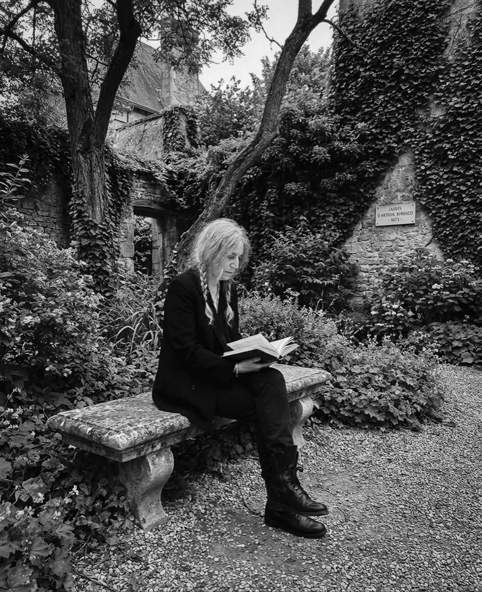 ElliottBlackwe3's tweet image. "I have loved books all my life. There is nothing more beautiful in our material world than the book."
Happy birthday to Patti Smith