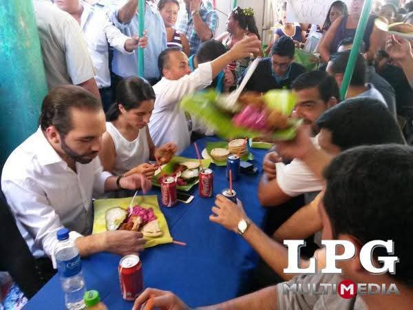 En campaña lambisconeando el voto, q alguien diga en que parte del mercado central te ponen pollo campero en una hoja de huerta de almuerzo? de pendejos los agarro BKL y  le siguen creyendo. Ahora les roba sus ventas y los deja sin trabajo, consecuencias haber votado por un nini.