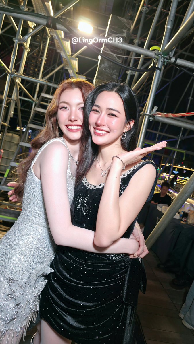 ปีใหม่นี้ หลิงออมกอดกันให้พอ
ป้ากอดเสาข้างเวทีก็ได้
🤟🏻😶🤟🏻
LINGORM COUNTDOWN ICONSIAM #L...