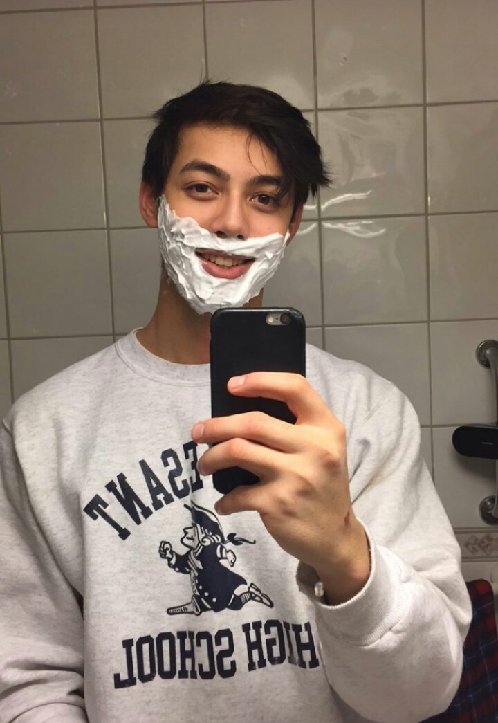 Mukhang ganitong cream lang meron tayo ngayong hoelidays. 

Shaving cream.