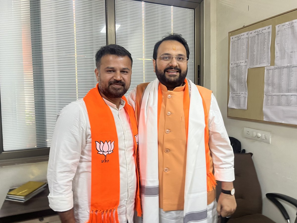 munjal_soni's tweet photo. Courtesy meeting @ શ્રી કમલમ to extend greetings to Gujarat BJP State General Secretary Dr. Prashantbhai Korat and State BJP Youth Wing President and Vadodara Lok Sabha Member of Parliament Dr. Hemangbhai Joshi. @BJP4Gujarat @DrPrashantkorat @drhemangjoshimp https://t.co/10ZtftCl0R