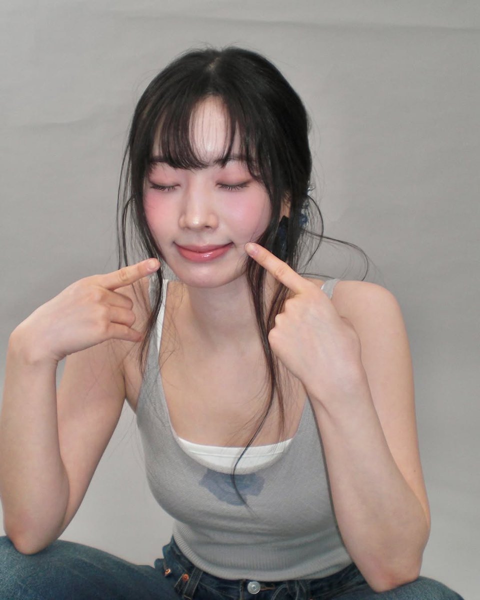 outrodhk's tweet photo. if dahyun not girlfriend why girlfriend shaped https://t.co/IdrA9kAYDV