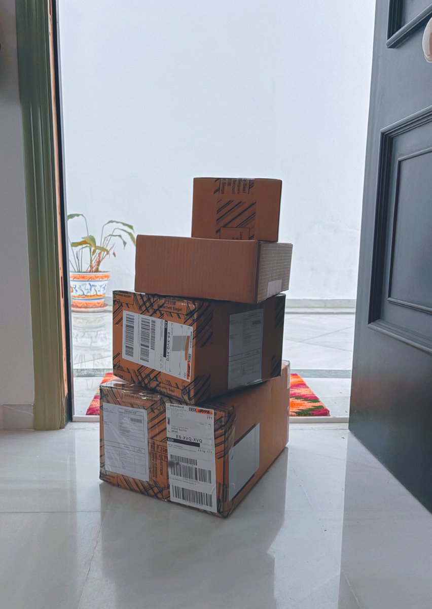 Holly guacamole just got this massive <a href="/CORSAIR/">CORSAIR</a> delivery 😱😱😱

📦Unboxing tomorrow on stream!📦 
 #CORSAIRAmbassador