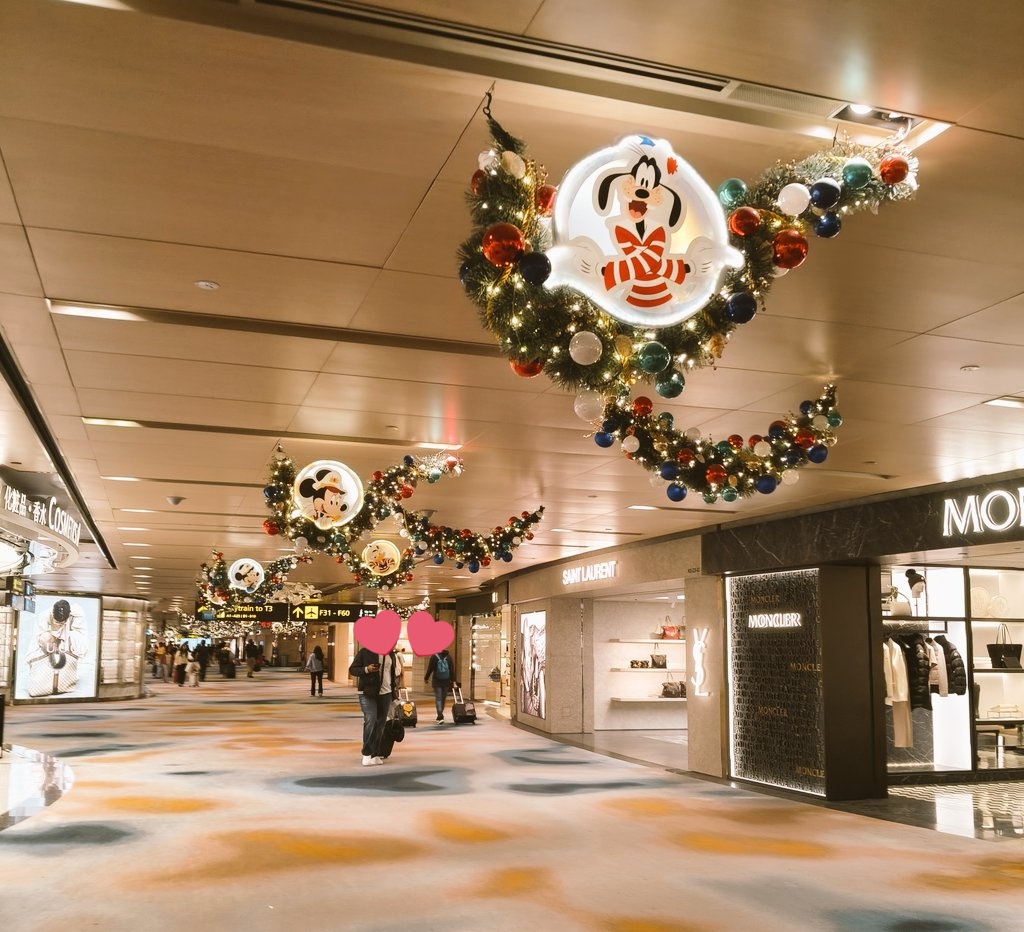 laranursee's tweet photo. ハッピーフライトで2025年のお仕事を納めました☺️🌸
例年のことながら、空港もまだまだクリスマッシーなシンガポールです✈️
今年も大変お世話になりました。
皆様、良いお年をお過ごしください✨ https://t.co/TfzspqXy1J