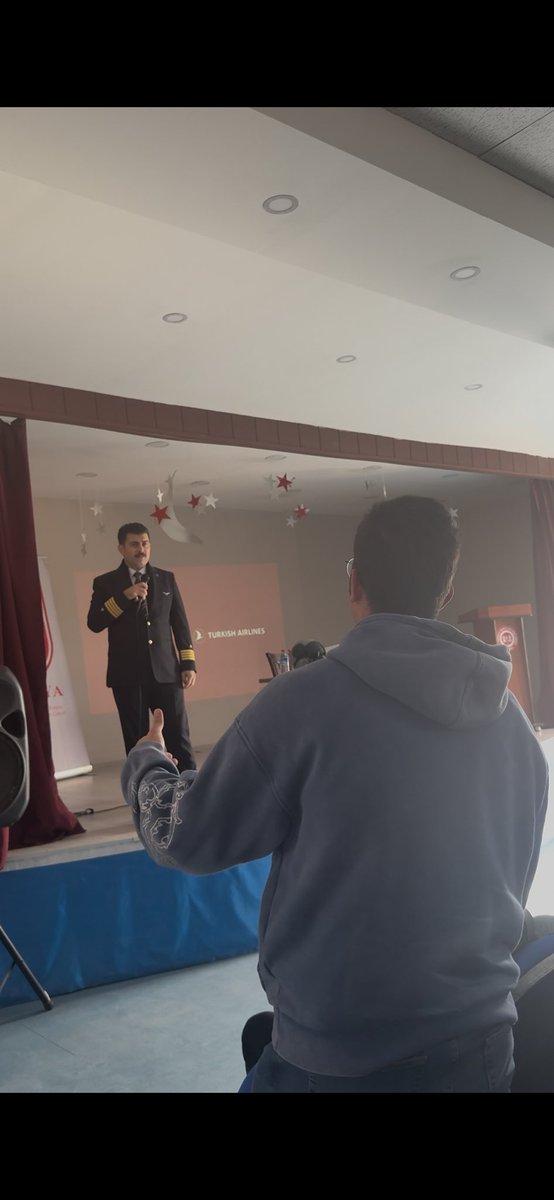 Kariyer Buluşmaları kapsamında bu kez havacılık ve pilotluk mesleğini lise öğrencilerimizle ele aldık.
THY Kaptan Pilotu Muhammed Huz’un konuşmacı olduğu program, Sakarya 15 Temmuz Fen Lisesi’nde gerçekleştirildi. ✈️
Katkı sunan herkese teşekkür ederiz.