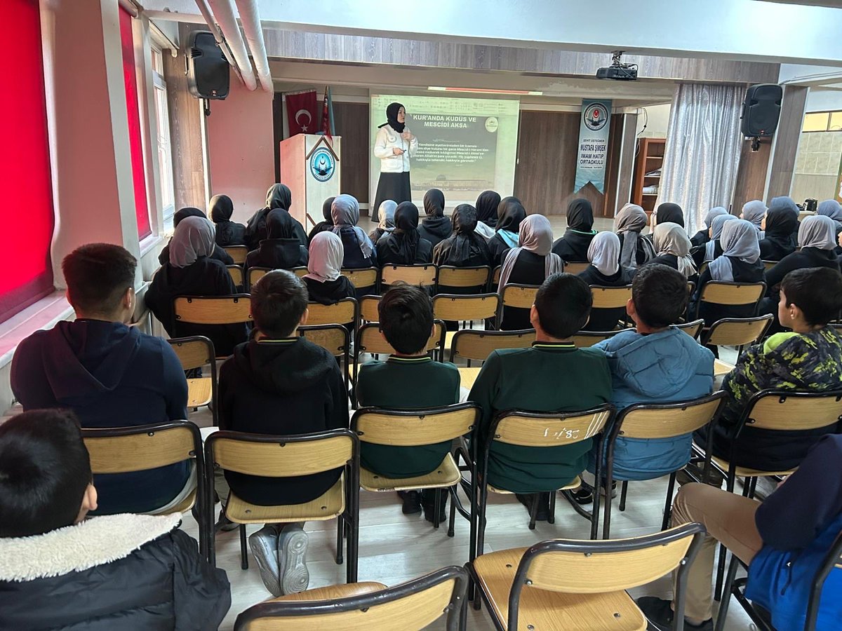 Kudusgonulluler's tweet photo. Yönetim Kurulu üyemiz Av. Yasemin KARAKÖSE; Şehit Mustafa Şimşek İmam Hatip Ortaokulu’nda Kudüs’ü, Mescid-i Aksa’yı ve Gazze’yi anlattı. https://t.co/dBF0cuV1uA