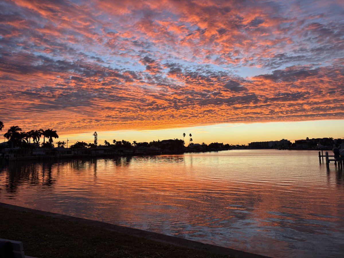 smack006's tweet photo. @PaulFox13 Beautiful pic!!  Looked the same down in St Pete. https://t.co/BlrcS3xcTU