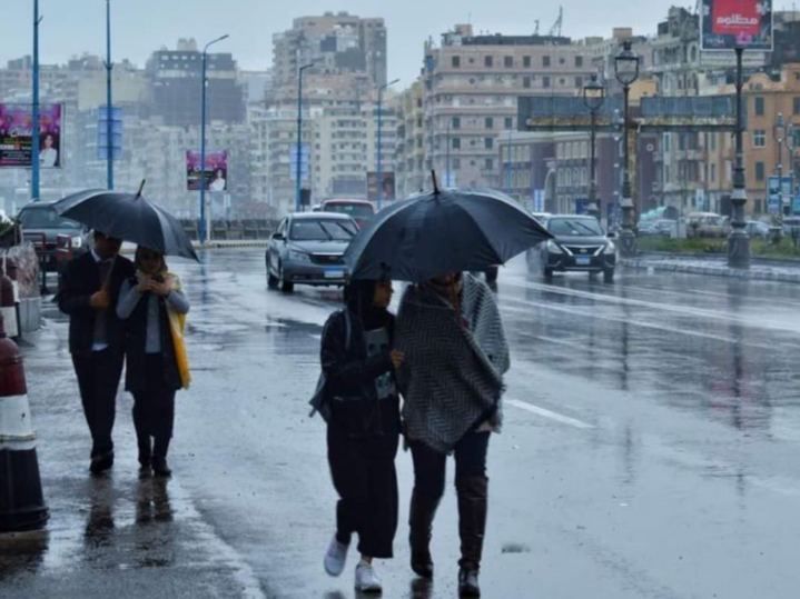 رجل تنحني له الأحرف tweet media