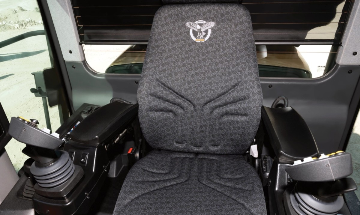 CaseCE's tweet image. Step inside the upgraded cab of the 836D Motor Grader. With an 8" LCD touchscreen, floating side console, rotary knob throttle control, reduced noise levels and an available full LED work light package, you'll be working in comfort and style. 

Learn more: ow.ly/bioP50XARyV