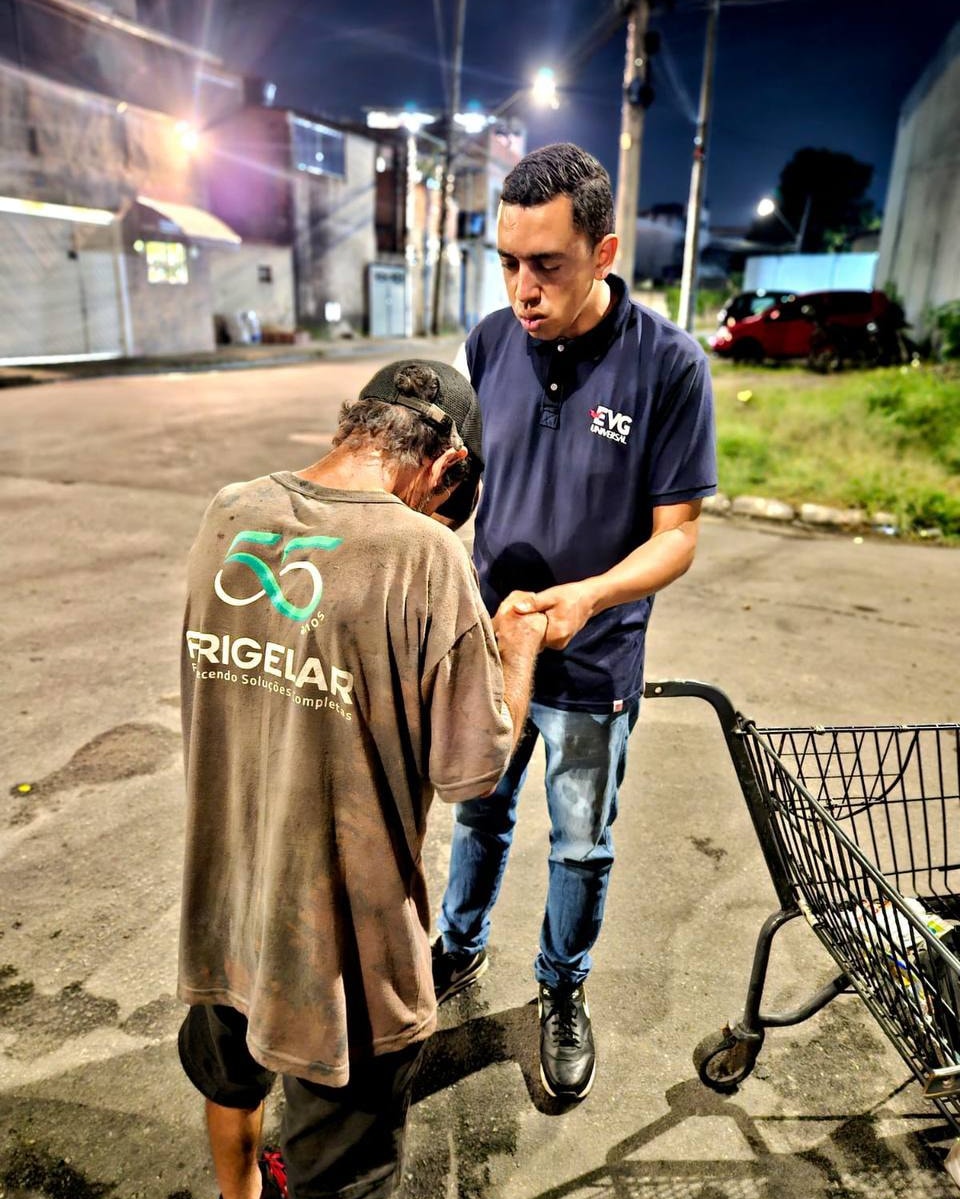 EvgBrasil's tweet photo. Quando alguém estende a mão com amor, Deus se faz presente.
Na rua, no silêncio e na dor, a fé alcança, restaura e reacende a esperança.
#AnjosDaMadrugada #FéEmAção #Esperança #AmorAoPróximo #DeusPresente https://t.co/5qeLPdG3to