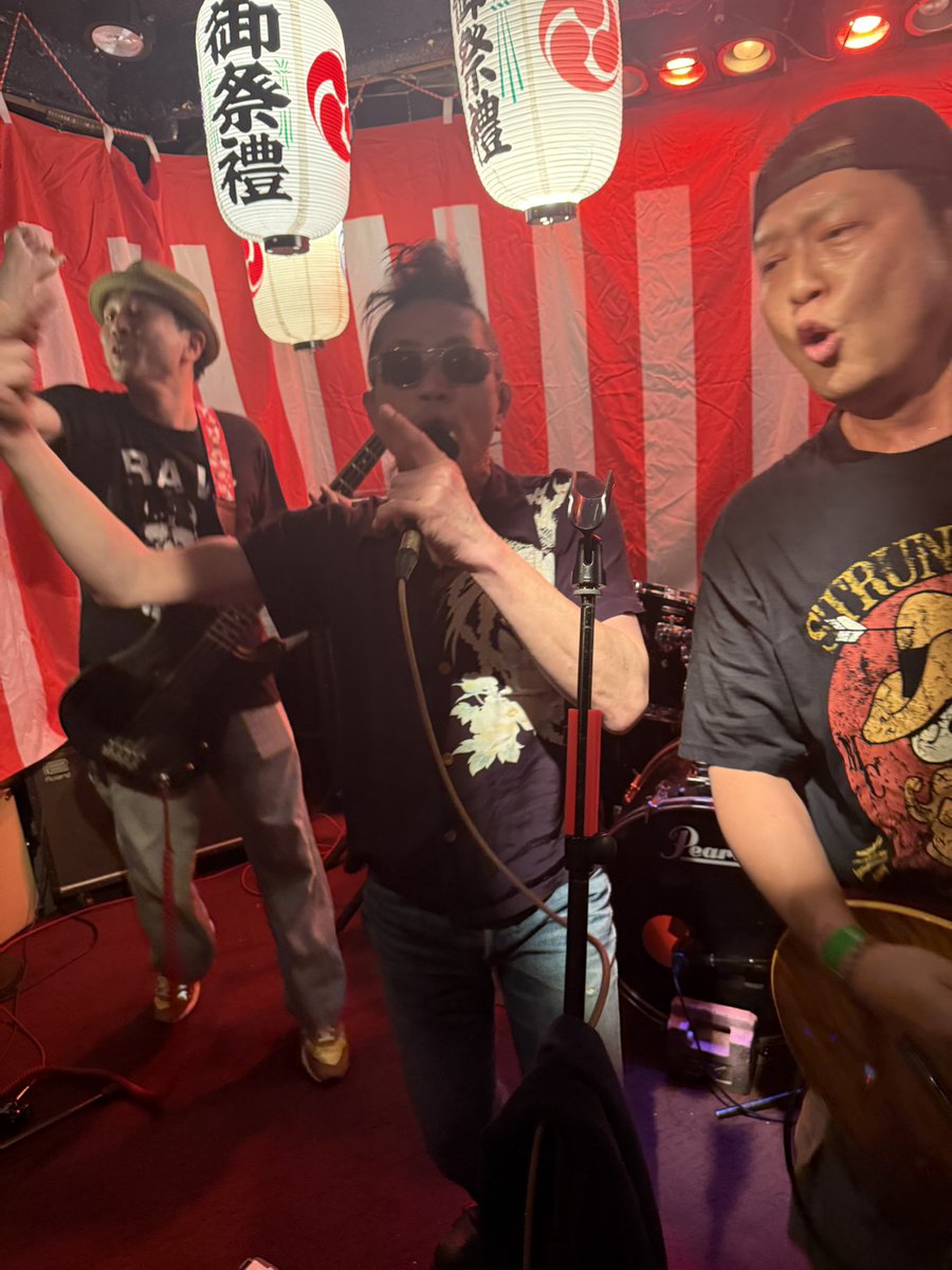 rancidhiloki's tweet image. いえ、こちらこそm(*_ _)m(笑)
って言うか最後は泣かされたぜ。
フロアに降りて｢行け！行け！｣って目配せされて。
｢またクミちゃんに怒られちゃうな(*´ω｀*)｣って一瞬思って上がったよ。
解散は残念だけど、そこでの気遣いって。
マジで泣けた。
ローガベ大好きだったからよ。
今後も応援するぜ！