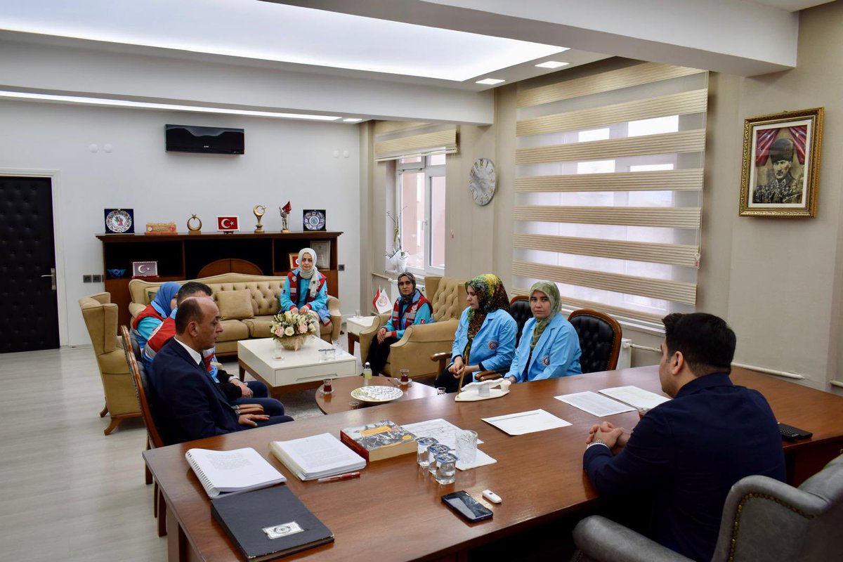 Kaymakamımız Sayın Mehmet Kaan KİNİ, Ahmetli Sosyal Yardımlaşma ve Dayanışma Vakfı Müdürü Mustafa Ertürk ile birlikte Vakıf, Vefa ve Aşevi personelini makamında kabul ederek SYDV çalışmalarındaki emeklerinden ötürü kendilerine teşekkür ettiler🇹🇷