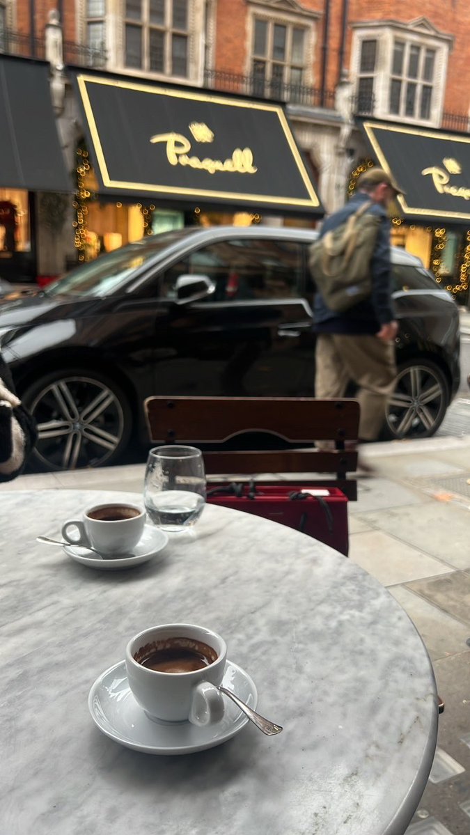 gasaq__'s tweet image. خذني من الشوق ومن الضيق لعيونك
اللي اليا شفتها شفت السعد فيها ❤️'