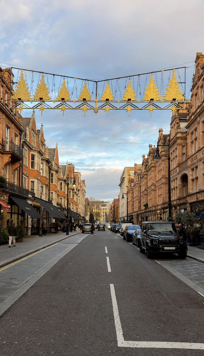 gasaq__'s tweet image. خذني من الشوق ومن الضيق لعيونك
اللي اليا شفتها شفت السعد فيها ❤️'