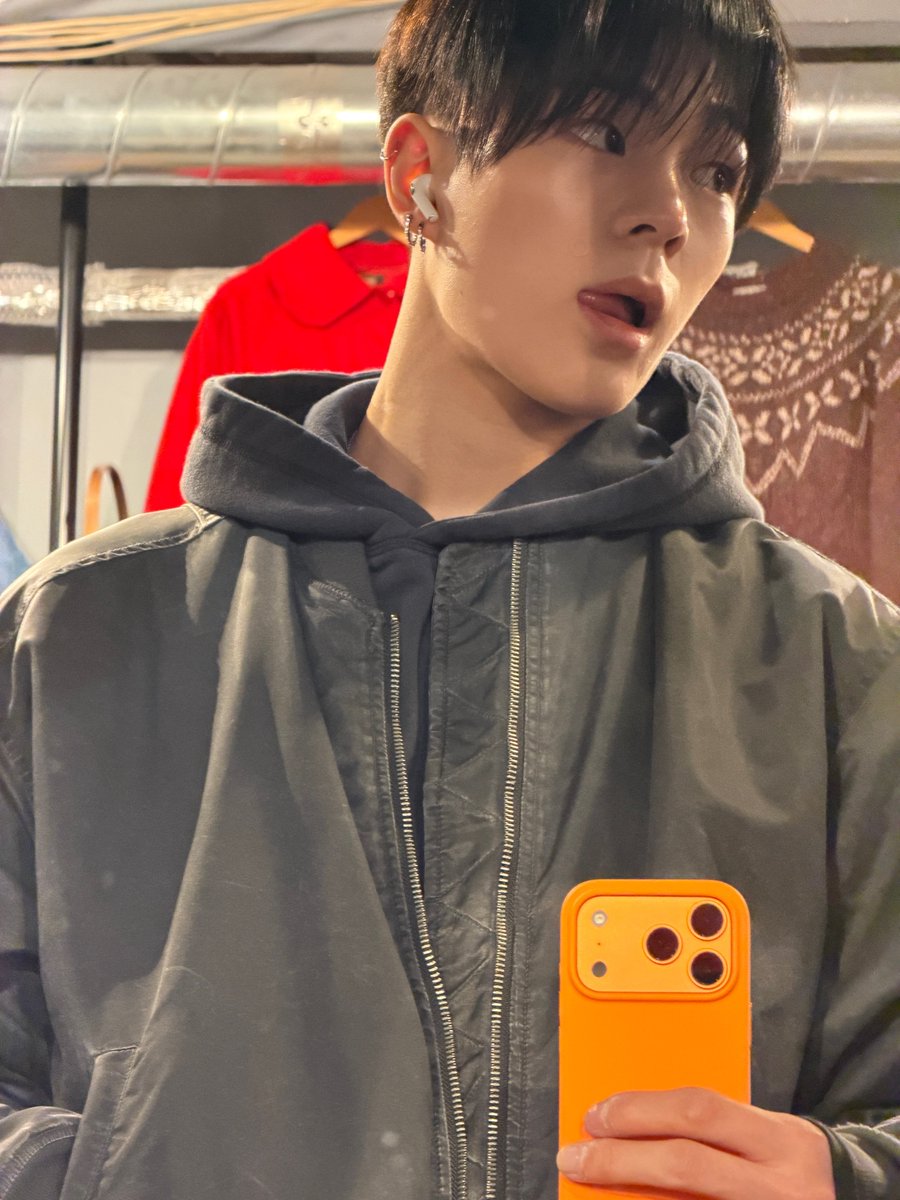 ในที่สุดวันเกิดของผมและวันสุดท้ายของปี 2025 ก็มาถึง..! เพราะทุกคนที่อยู่ข้าง ๆ ผม คอยให้กำลังใจและมอบความรักให้ผมเสมอ ผมถึงได้มาถึงจุดนี้ได้จริง ๆ ขอบคุณมากเลยครับ วันนี้ทั้งวันผมเองก็จะขอใช้เวลาแบบไม่ต้องคิดอะไรมากและใช้มันให้เป็นวันที่ดีวันหนึ่ง สิ่งที่ผมอยากขอ คือ